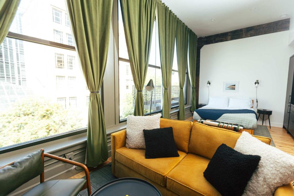 Χώρος καθιστικού στο Loft 301 The William - 3rd Ave Views - Carrigans