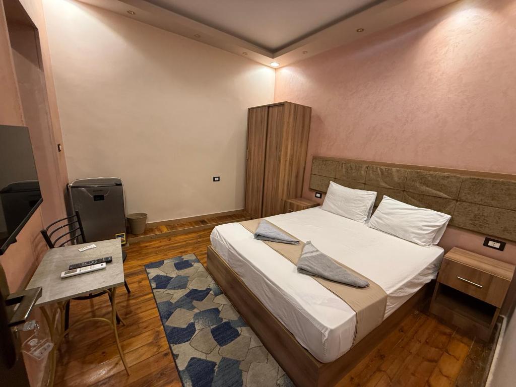 Ένα ή περισσότερα κρεβάτια σε δωμάτιο στο Cairo-Płazà City Hotel