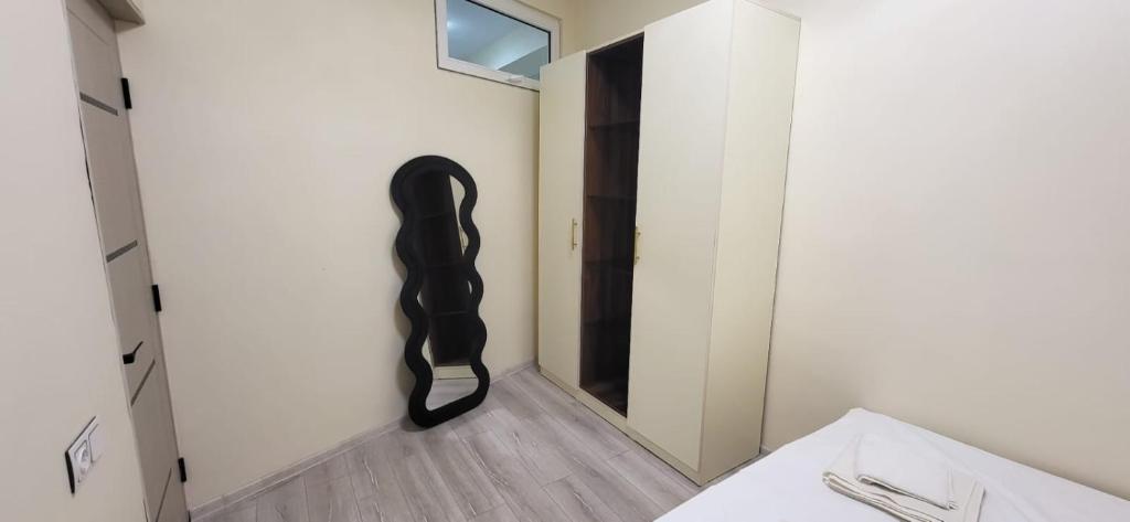 Ένα ή περισσότερα κρεβάτια σε δωμάτιο στο Georgia,Saburtalo berbukis 10street