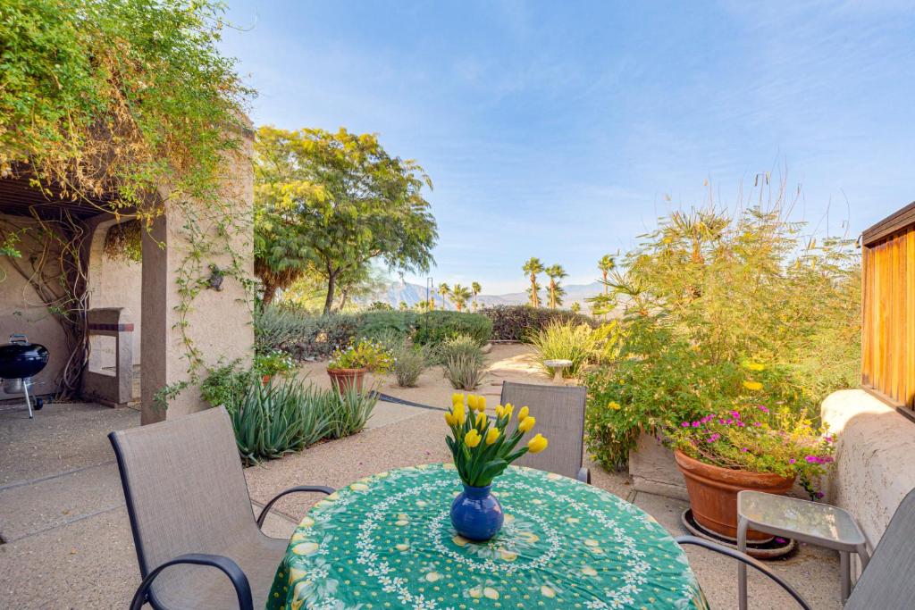 einen Tisch mit einer Blumenvase auf einer Terrasse in der Unterkunft Pool and Tennis Court Access Borrego Springs Condo in Silver Dons Mobile Home Park