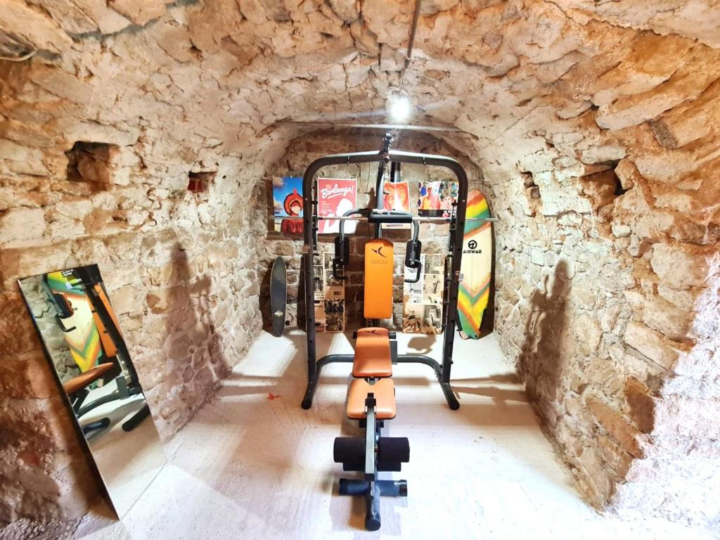 una cámara en una cueva con una pared de piedra en Clède lovée dans la forêt, sauna & bain nordique, en Joyeuse