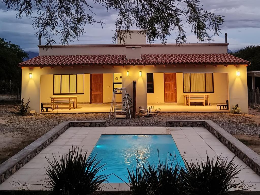 ein kleines Haus mit Pool davor in der Unterkunft Algarrobo 1 y 2 in Cafayate