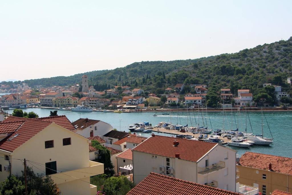 Blick auf einen Hafen mit Booten im Wasser in der Unterkunft Apartman Mravinac in Tisno