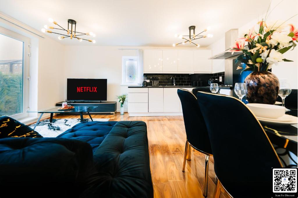 ein Wohnzimmer mit Sofa und Tisch in der Unterkunft LUX 2BDR Flat in Woolwich I 2 Stops to Canary Wharf & Excel I Free Parking in Woolwich