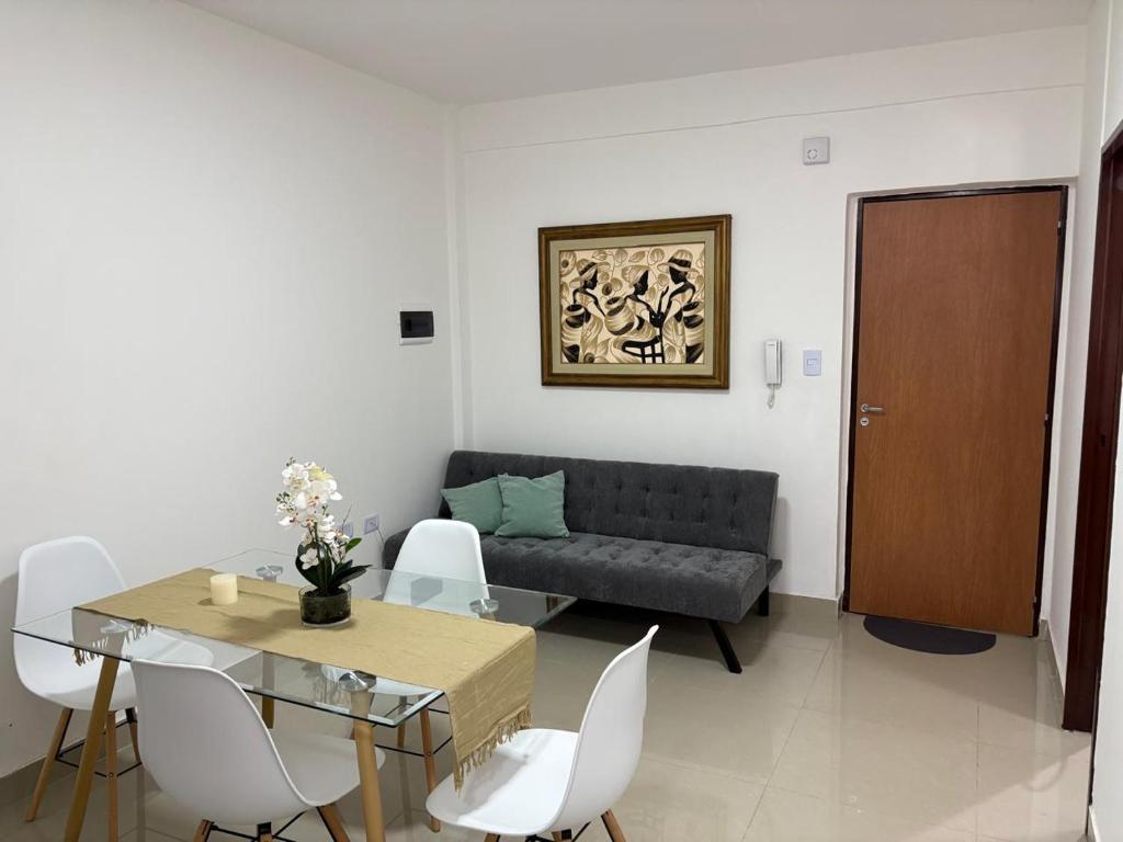 un salon avec un canapé, une table et des chaises dans l'établissement Benjamin 190 Suites, à La Rioja