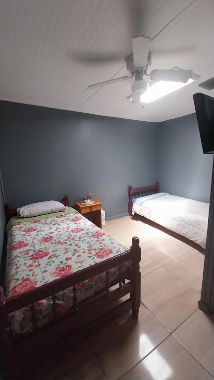 a bedroom with a bed and a ceiling fan at Hospedaje con Pensión Completa in Angol