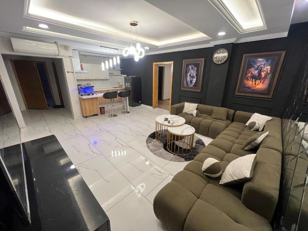 ein Wohnzimmer mit Sofa und Tisch in der Unterkunft Modern 2BHK ApartmentPool Netflix in Rawalpindi