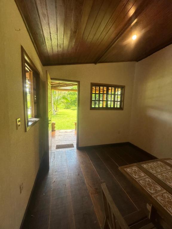 ein leerer Raum mit einem Raum mit einer Tür und einem Fenster in der Unterkunft Chalé da Mata in Cachoeiras de Macacu