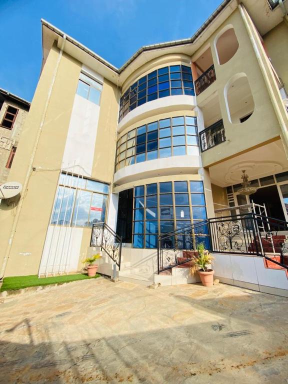 MatadiBENJY palace hôtel的有很多窗户的大楼