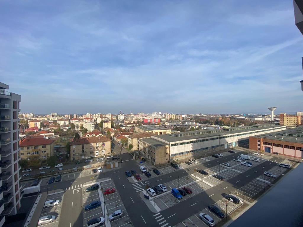 une vue aérienne sur un parking d'une ville dans l'établissement Arad Apartamente Premium, à Arad