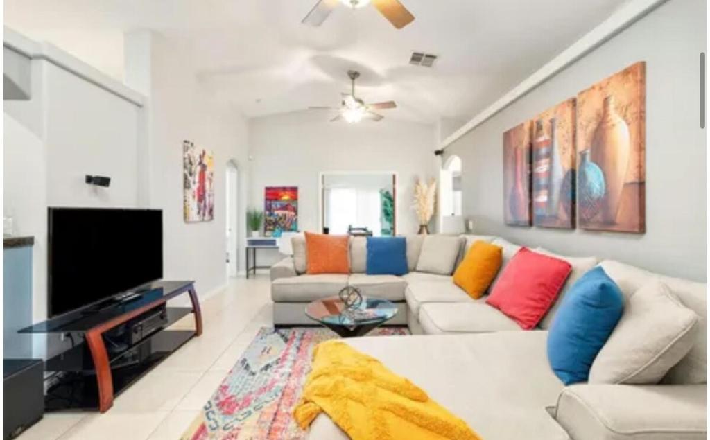 Μια τηλεόραση ή/και κέντρο ψυχαγωγίας στο Hidden gem in La Quinta Cove by old town with saltwater pool and spa