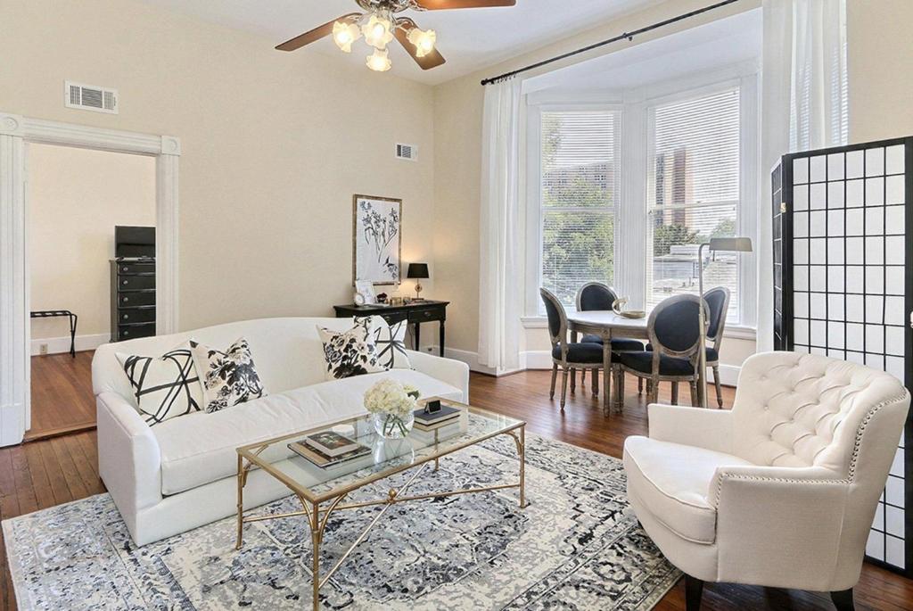 Χώρος καθιστικού στο Charlton On Lafayette