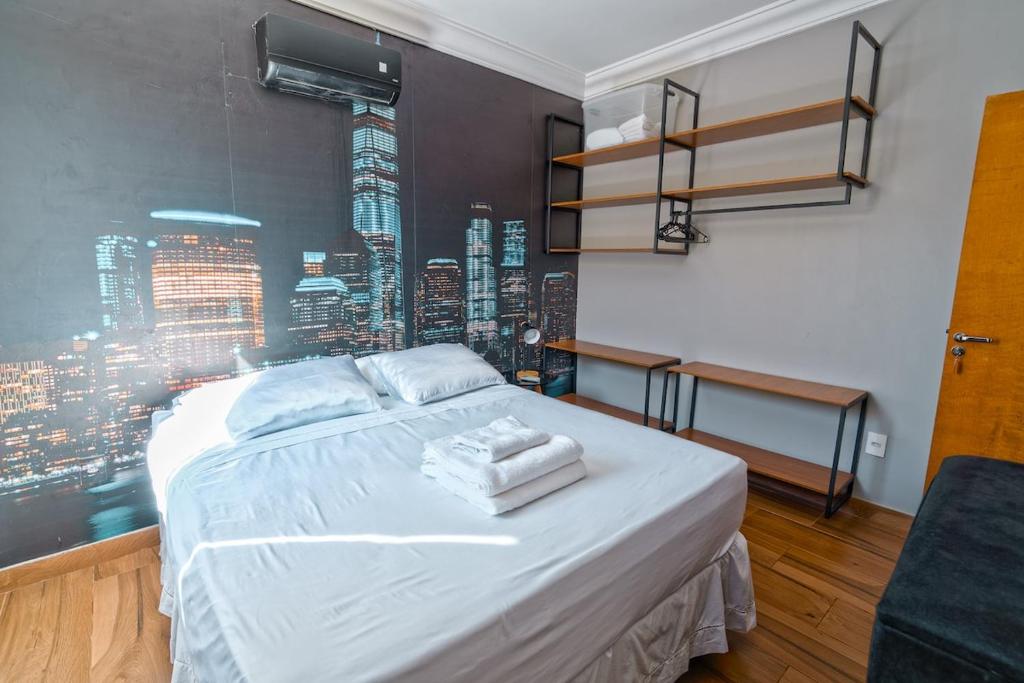 una camera con un grande letto e vista sulla città di Conforto e estilo inspirado em Nova York - Centro de Palmas a Palmas