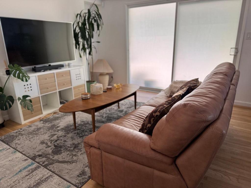 TV a/nebo společenská místnost v ubytování Tustin Palace EV Charger Close To Disneyland