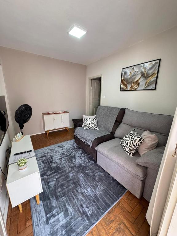 ウベラバにあるComforto-1 min ABCZl 4 min BR050のソファとテーブルのあるリビングルーム