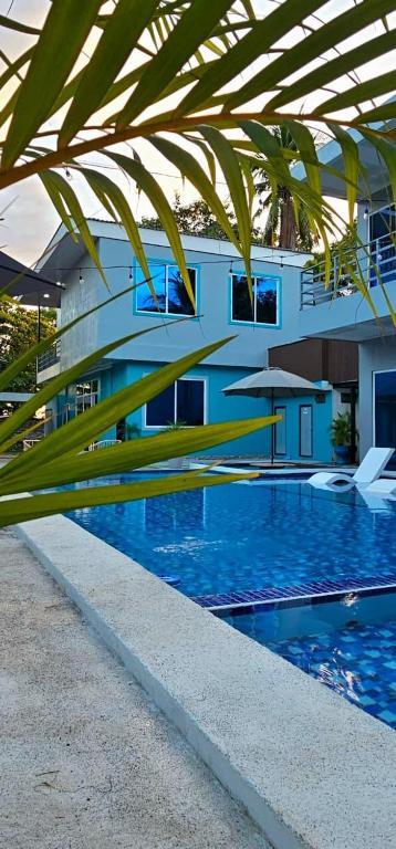 a building with a swimming pool in front of a building at Mi Tierra Surf City in El Majahual