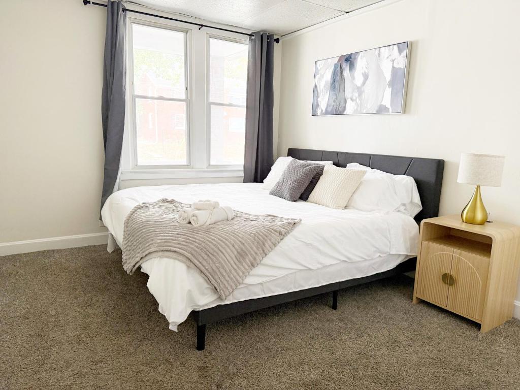 Postel nebo postele na pokoji v ubytování Redbrick Suites - 1BR-1BA Apts near UE