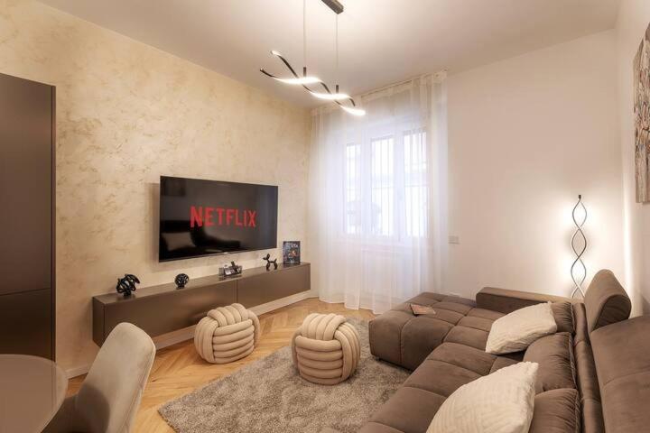 Μια τηλεόραση ή/και κέντρο ψυχαγωγίας στο Excellent Apartment in the center of Milan