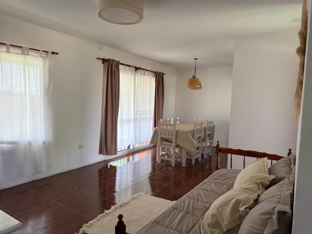 un soggiorno con un divano e un tavolo di Casa Quinta Suipacha a Suipacha