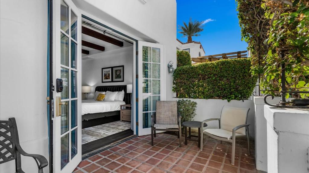 um quarto com uma cama e um pátio em SV109 Secluded 1 Bedroom Spa Villa at LQ Resort em La Quinta