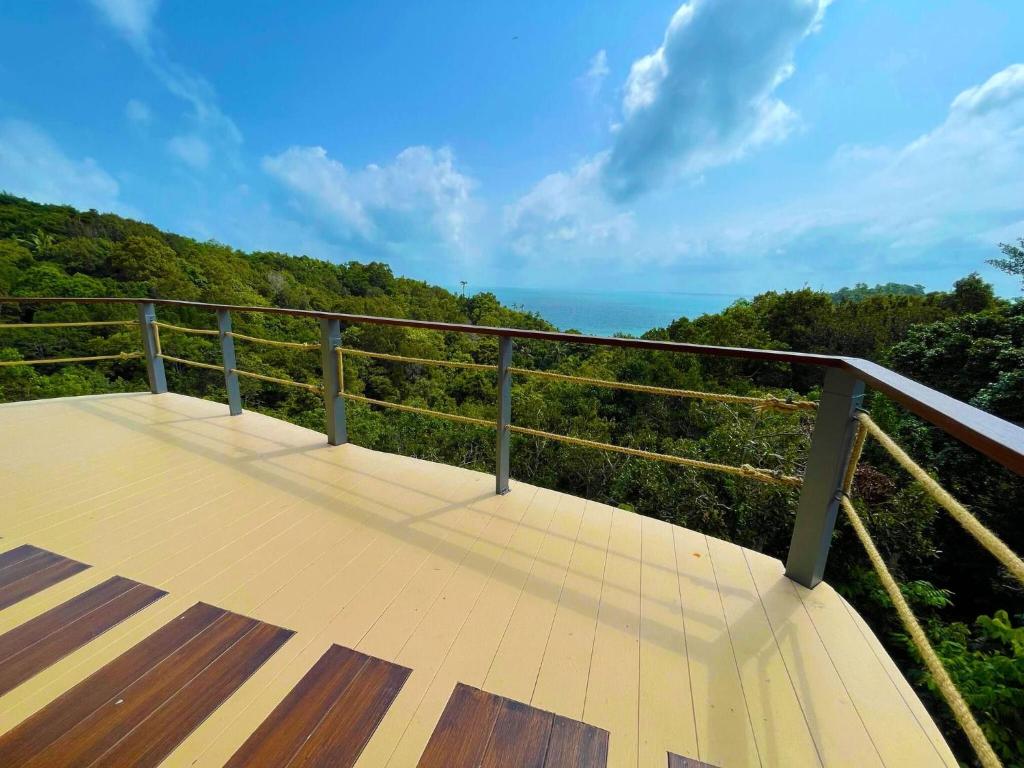 un balcon avec vue sur l'océan dans l'établissement Canopy Panorama Residence Double suite, à Haad Yuan