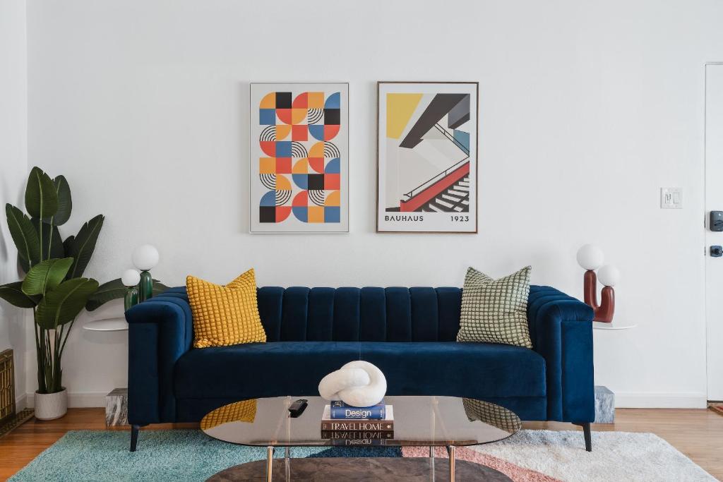 un canapé bleu dans un salon avec des tableaux dans l'établissement Modern Retro Close to DT, Zoo, Parking, Hot Tub, à San Diego