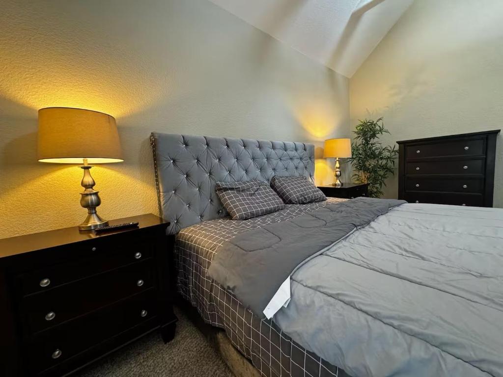 Postel nebo postele na pokoji v ubytování Spacious Country Club Golf Course Retreat