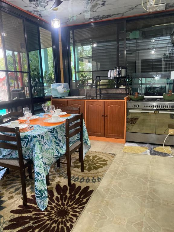 Η κουζίνα ή μικρή κουζίνα στο PANABO STAYCATION 2BDR-1BR-OWN KTCHN-UPSTAIRs