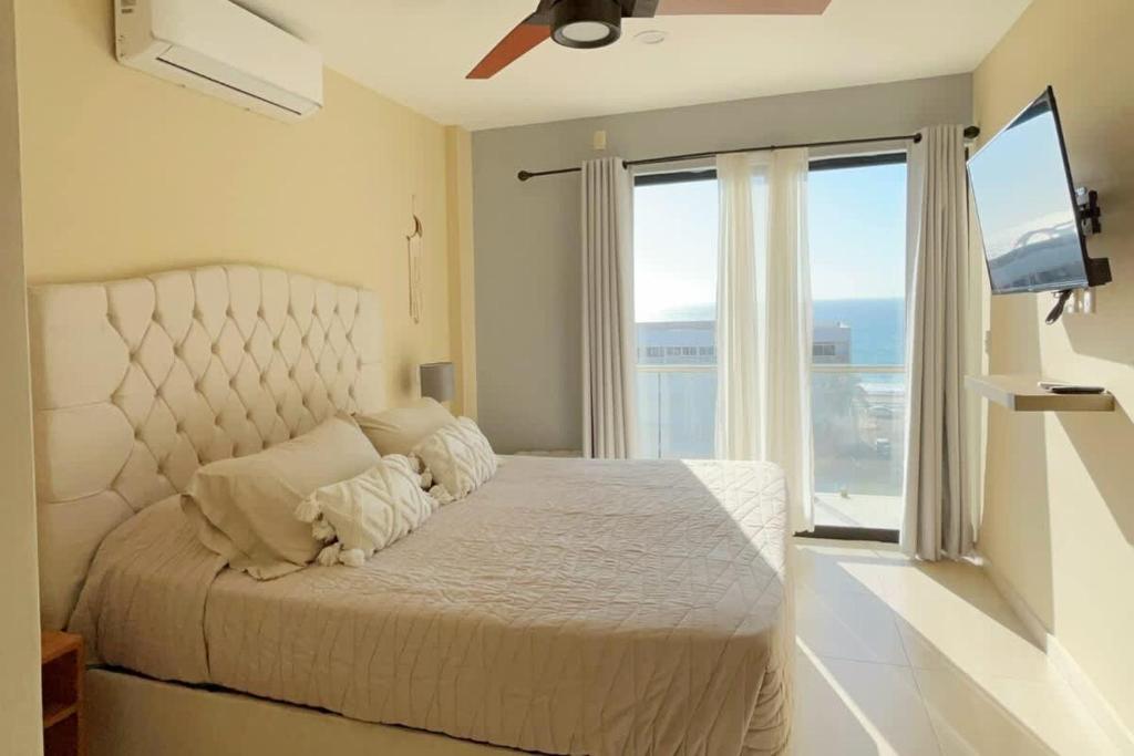 Ένα ή περισσότερα κρεβάτια σε δωμάτιο στο Ocean view 1 block from the malecon beach