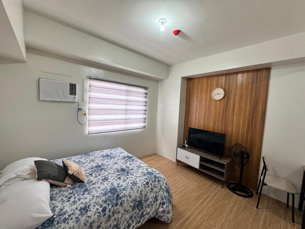 TV a/nebo společenská místnost v ubytování Mels Place at Tulip Garden Condominium Southwoods