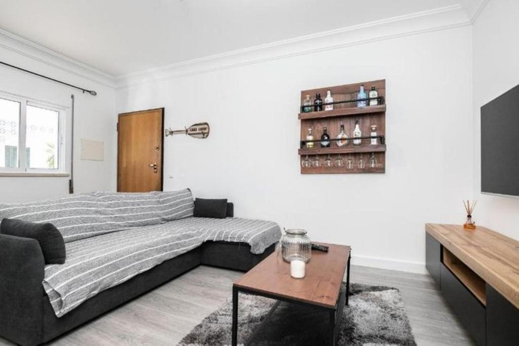 un soggiorno bianco con un divano e un tavolo di Cabanas Coastal Escape a Tavira