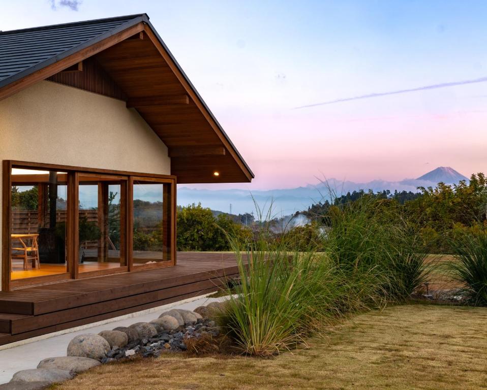 a house with a view of the mountains at ヴィラグリファーム七里岩 in Nirasaki