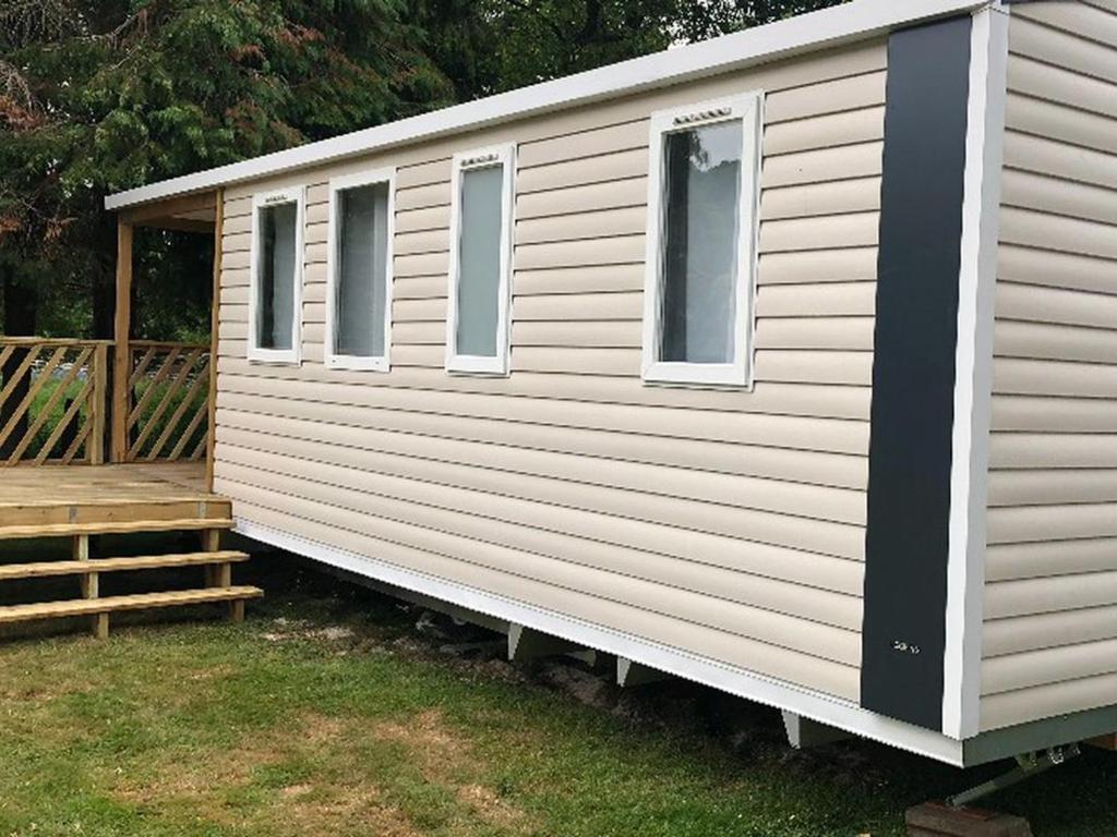 Le LandinにあるMobil Home 27m² avec Terrasse à Jumièges - API-1-52-834のポーチ付きのキャビン