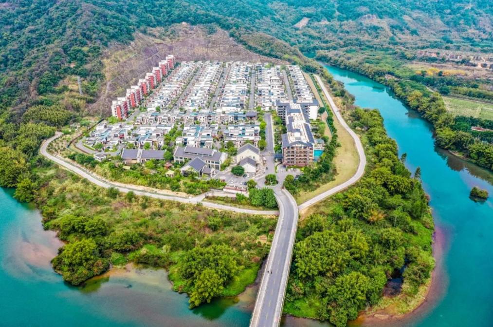 an aerial view of a marina on a river at 从化方圆·云雅酒店 in Guangzhou