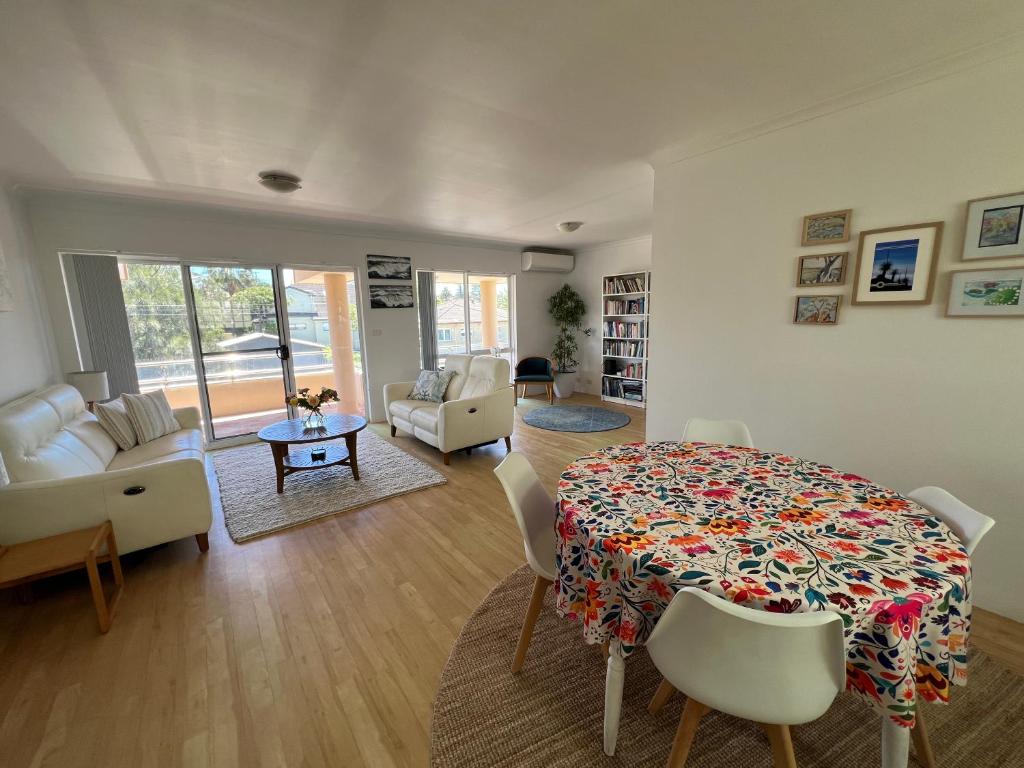 Χώρος καθιστικού στο Warriewood Waves - Beachside Retreat for Two