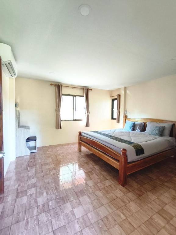 a bedroom with a large bed in a room at บ้านสวยกานต์ชนิต in Ko Yao Noi