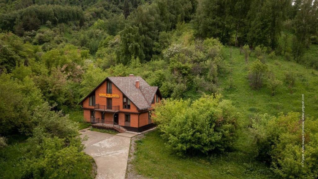 eine Luftaufnahme eines Hauses in einem Wald in der Unterkunft Zhaily Sai Resort, in Zhezdi