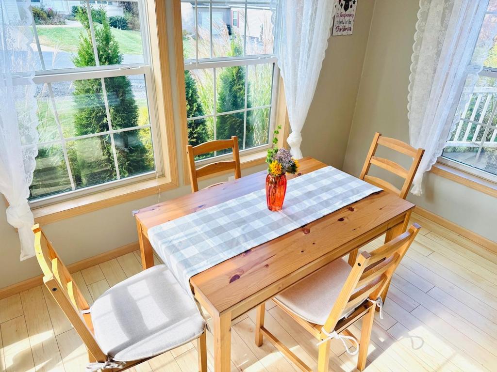 Fotografie z fotogalerie ubytování Tranquil 3BR Mountain Hideaway - Step From PSU v destinaci Boalsburg