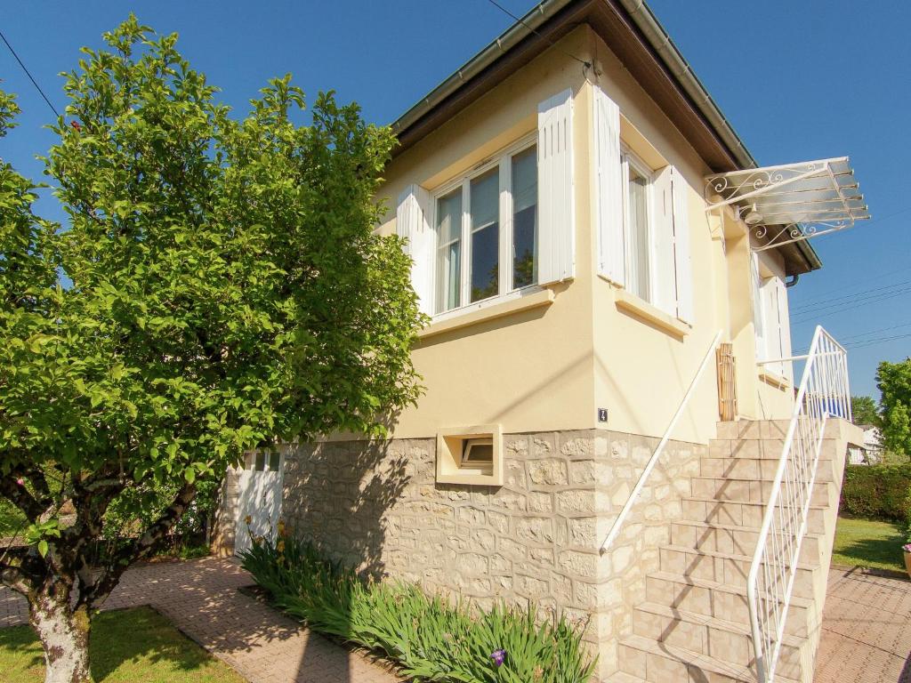 ein Haus mit Sat-TV in der Unterkunft Cozy Garden Retreat Malemort in Malemort-sur-Corrèze