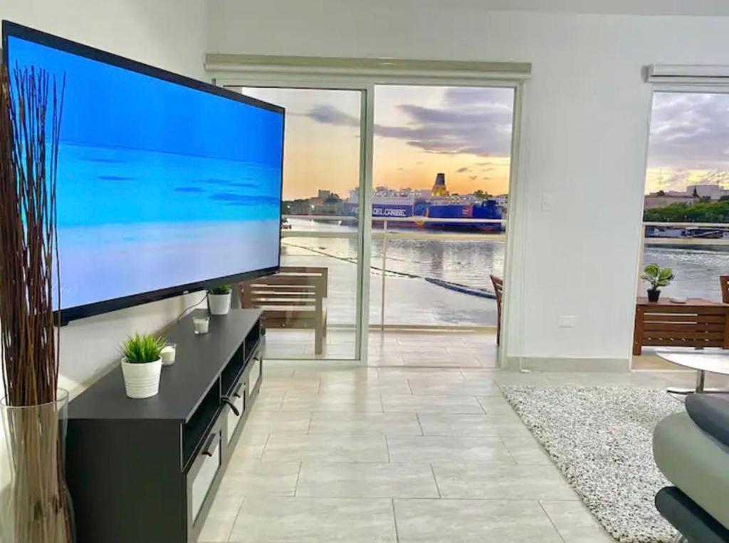 Μια τηλεόραση ή/και κέντρο ψυχαγωγίας στο Vista Colonial, en el Residencial Riviera Colonial