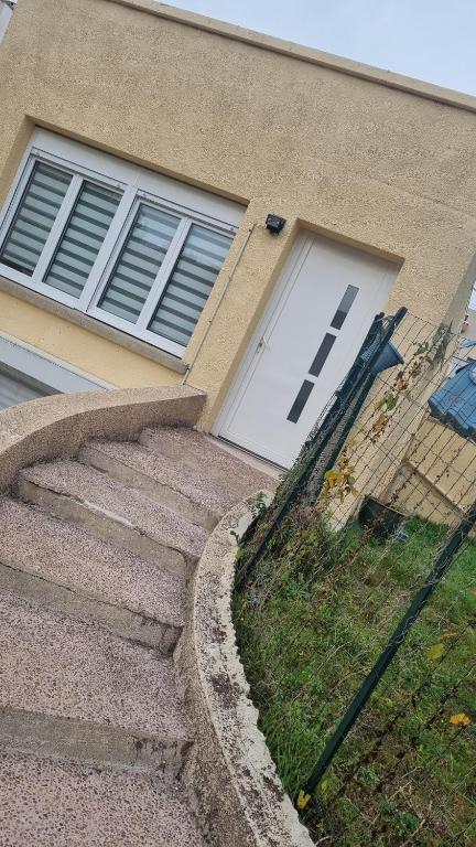 un escalier menant à une maison avec une porte dans l'établissement Maisonnette avec jardin Reims centre, à Reims