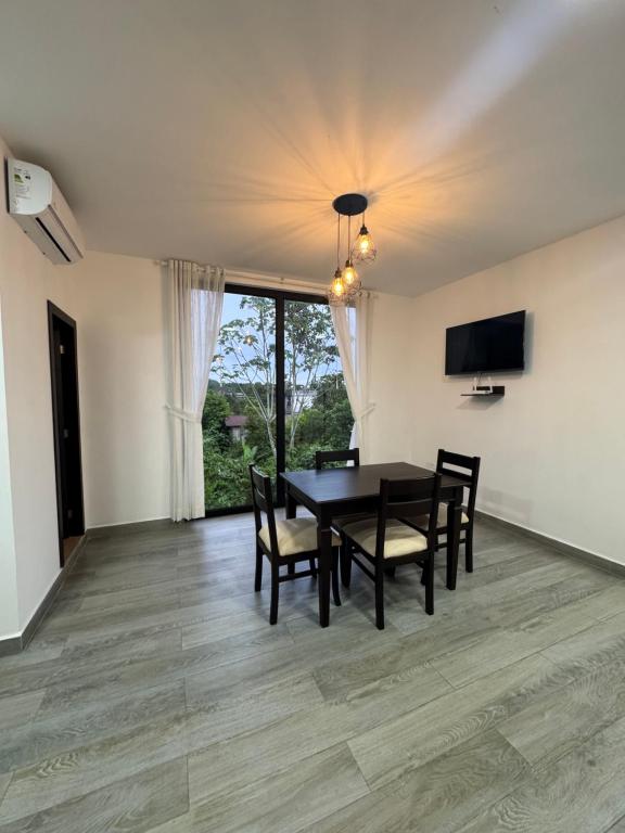 Μια τηλεόραση ή/και κέντρο ψυχαγωγίας στο Hospedaje Tena Familiar