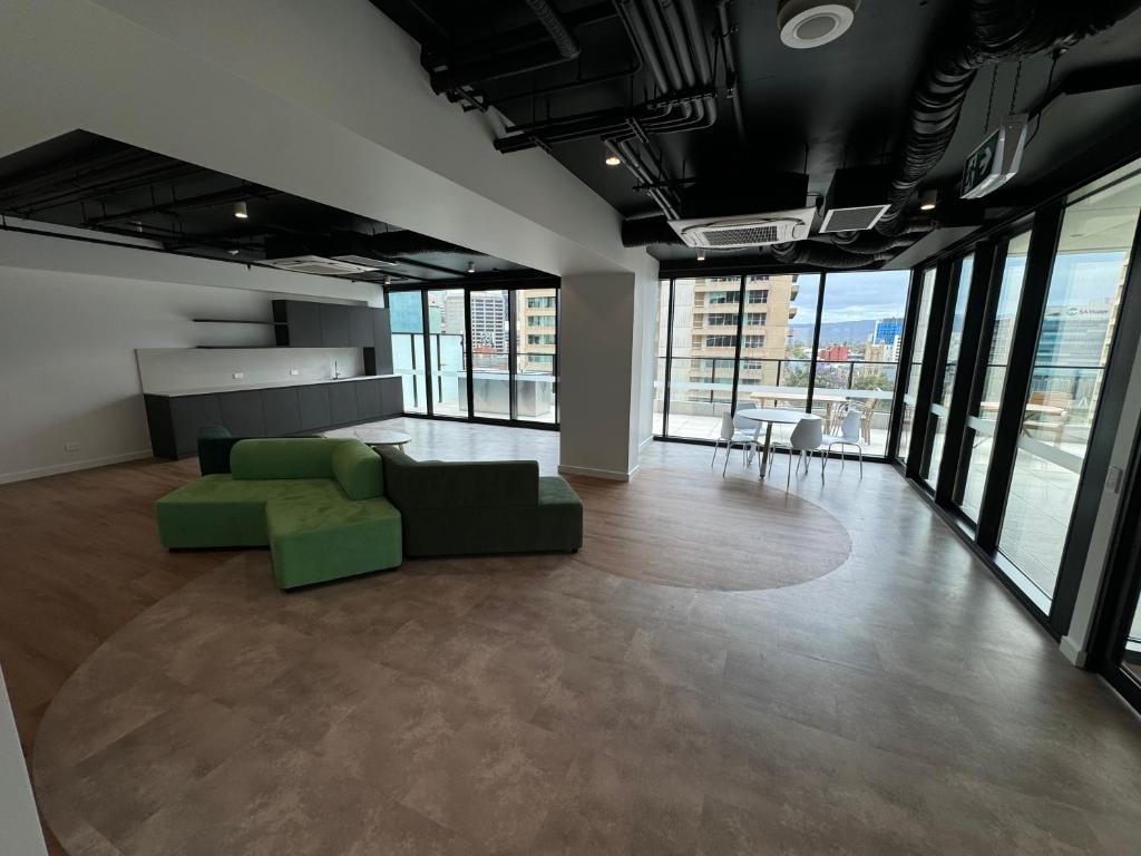 Posezení v ubytování The Solace - Urban Retreat in Adelaide CBD