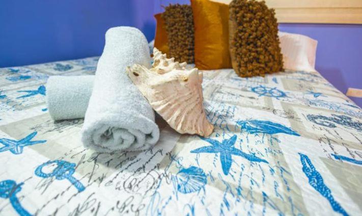 un lit sans oreillers ni serviettes dessus dans l'établissement Posada Yeskol, à San Andrés