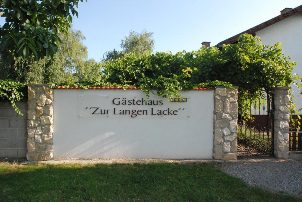 um portão para uma casa com um sinal em Gästehaus Zur Langen Lacke em Apetlon