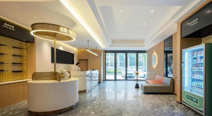 a large lobby with a bar in a building at City Comfort Inn Zhanjiang Mazhang Pedestrian Street High-speed Railway West Station in Tchia-k'am