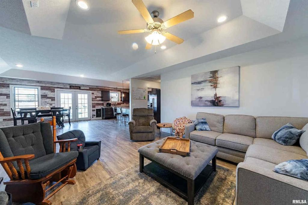 Posezení v ubytování Spacious Home with Pool book your stay!