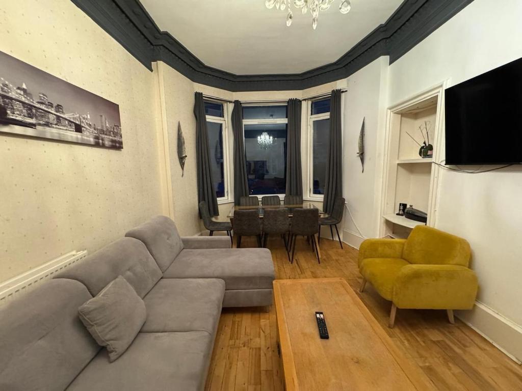 TV/trung tâm giải trí tại Monty's Residence - 10 Guests 7 Beds City Centre