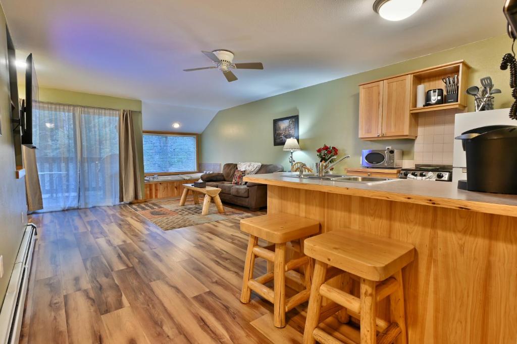 Stonebrook Resort - Adult Only - Riverview Suite
