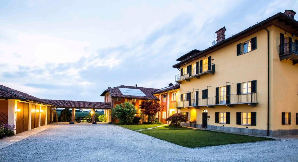 uma imagem de uma casa com uma entrada em Cascina Belmonte em Fossano